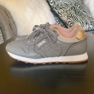 Women Levi’s tennis shoe size 8.5 fits like a 8